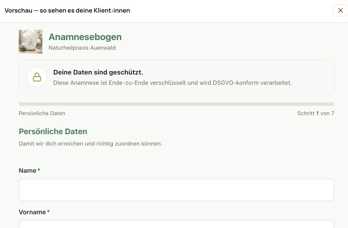 Anamnesebogen aus Sicht der Klientin: Praxis-Branding, Hinweis auf Ende-zu-Ende-Verschlüsselung und die ersten Felder in Schritt 1 von 7
